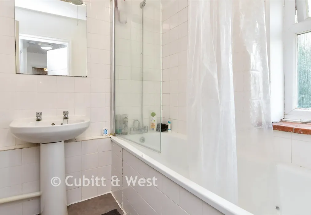 Bathroom - Hillside, Brighton, East Sussex - Wards of Kent