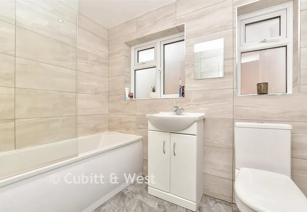 Bathroom - St. Albans Road, Sutton, Surrey - Wards of Kent