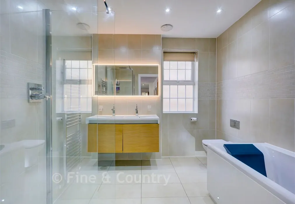 Ensuite - Boleyn Row, Epping, Essex - Wards of Kent