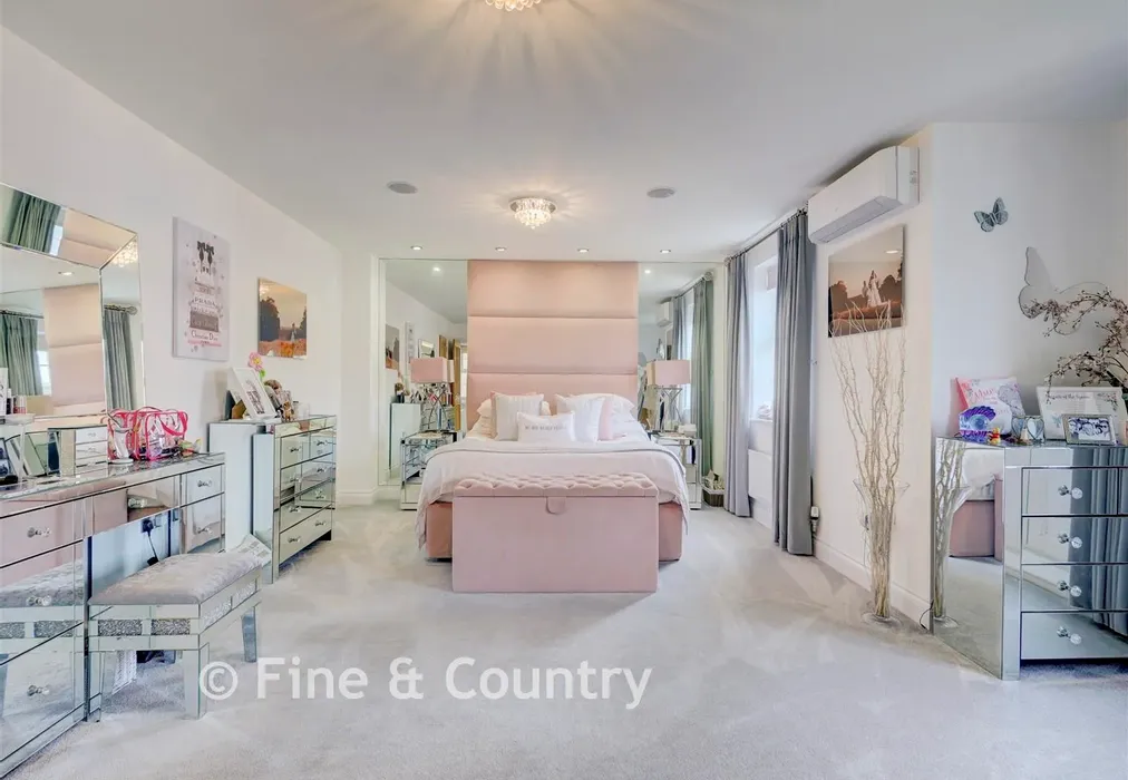 Bedroom 1 - Boleyn Row, Epping, Essex - Wards of Kent