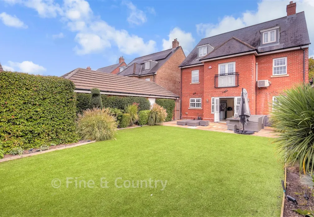 Garden - Boleyn Row, Epping, Essex - Wards of Kent