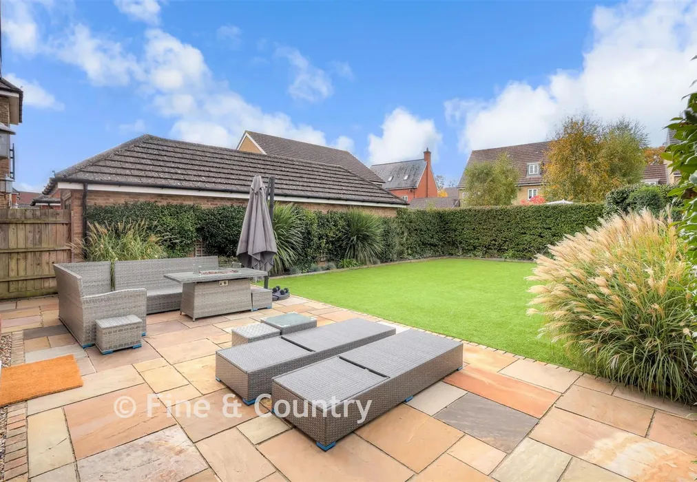 Garden - Boleyn Row, Epping, Essex - Wards of Kent