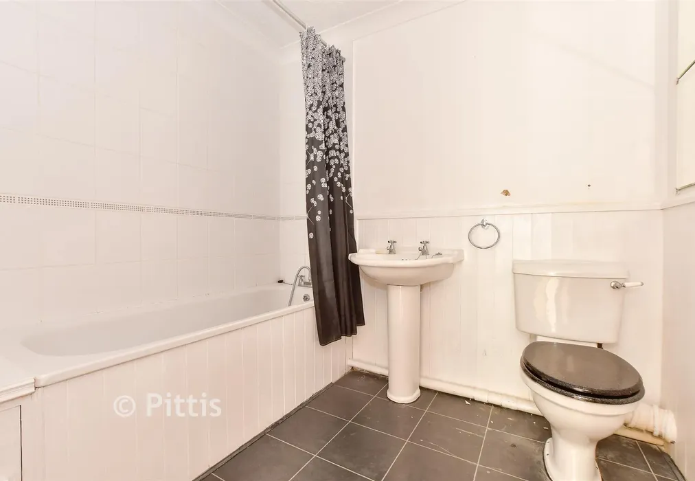 Bathroom - Albert Street, Ventnor, Isle of Wight - Wards of Kent