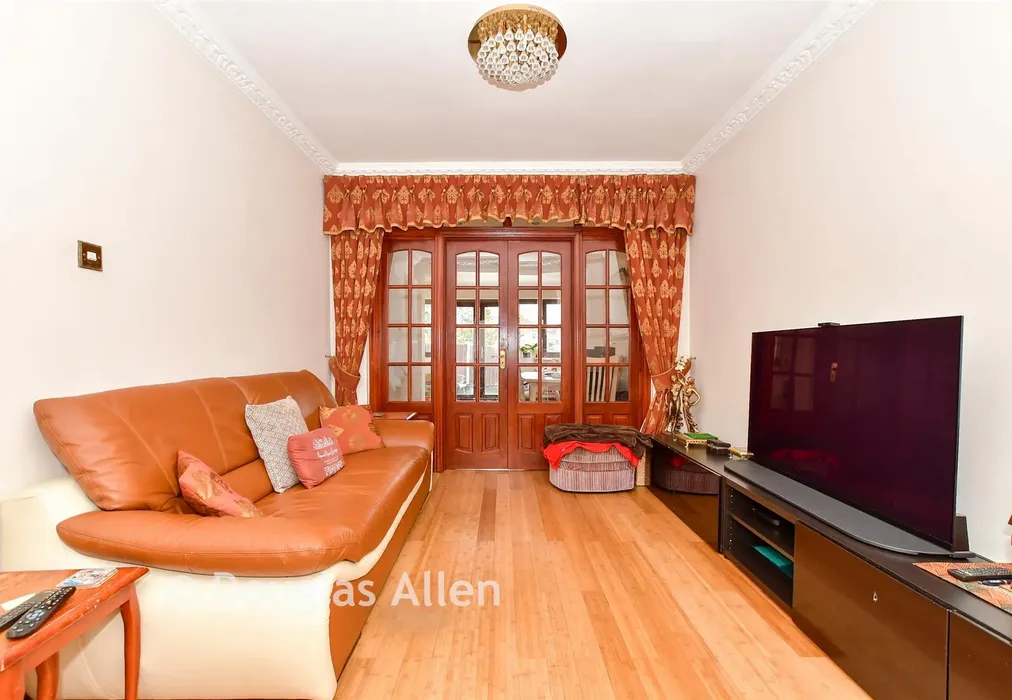 Family Area - Peel Drive, Ilford, Essex - Wards of Kent