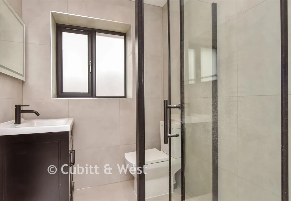 En-Suite Shower Room - The Ridgway, Woodingdean, Brighton, East Sussex - Wards of Kent