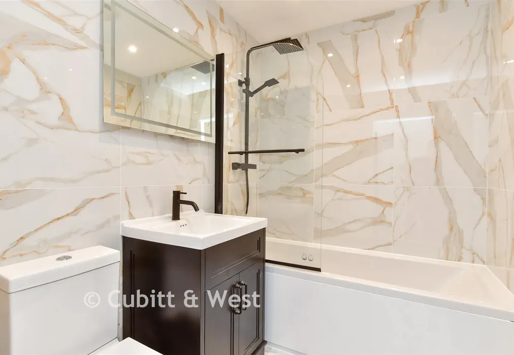 En-Suite Bathroom - The Ridgway, Woodingdean, Brighton, East Sussex - Wards of Kent