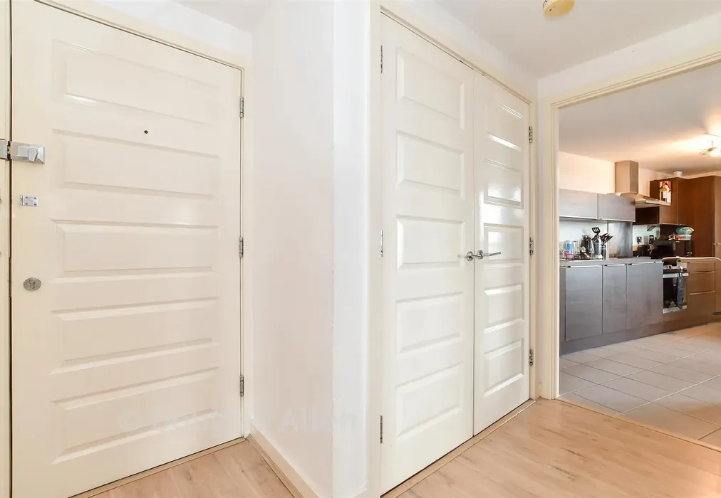 Hallway - Parham Drive, Ilford, Essex - Wards of Kent