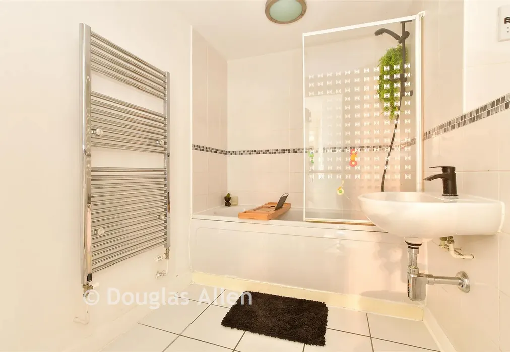 Bathroom - Parham Drive, Ilford, Essex - Wards of Kent