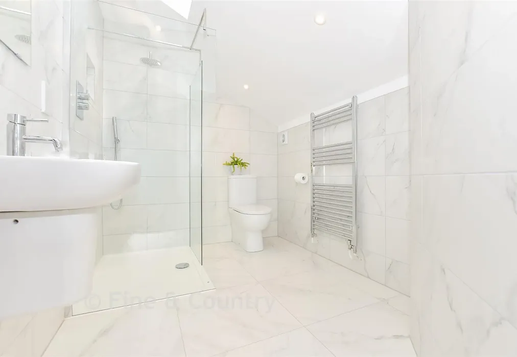 En-Suite Shower Room - Oxbridge Close, Binfield, Newport, Isle of Wight - Wards of Kent