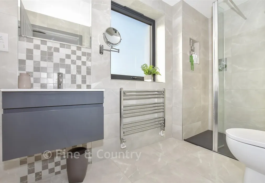 En-Suite Shower Room - Oxbridge Close, Binfield, Newport, Isle of Wight - Wards of Kent