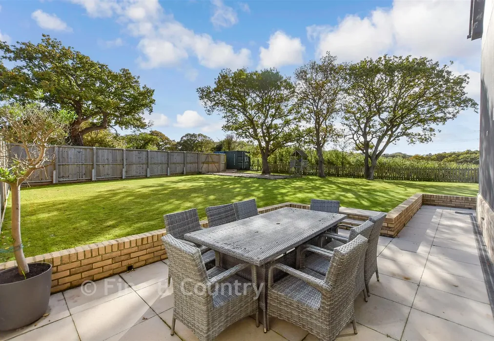 Side Garden - Oxbridge Close, Binfield, Newport, Isle of Wight - Wards of Kent