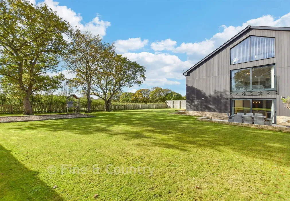 Side Garden - Oxbridge Close, Binfield, Newport, Isle of Wight - Wards of Kent