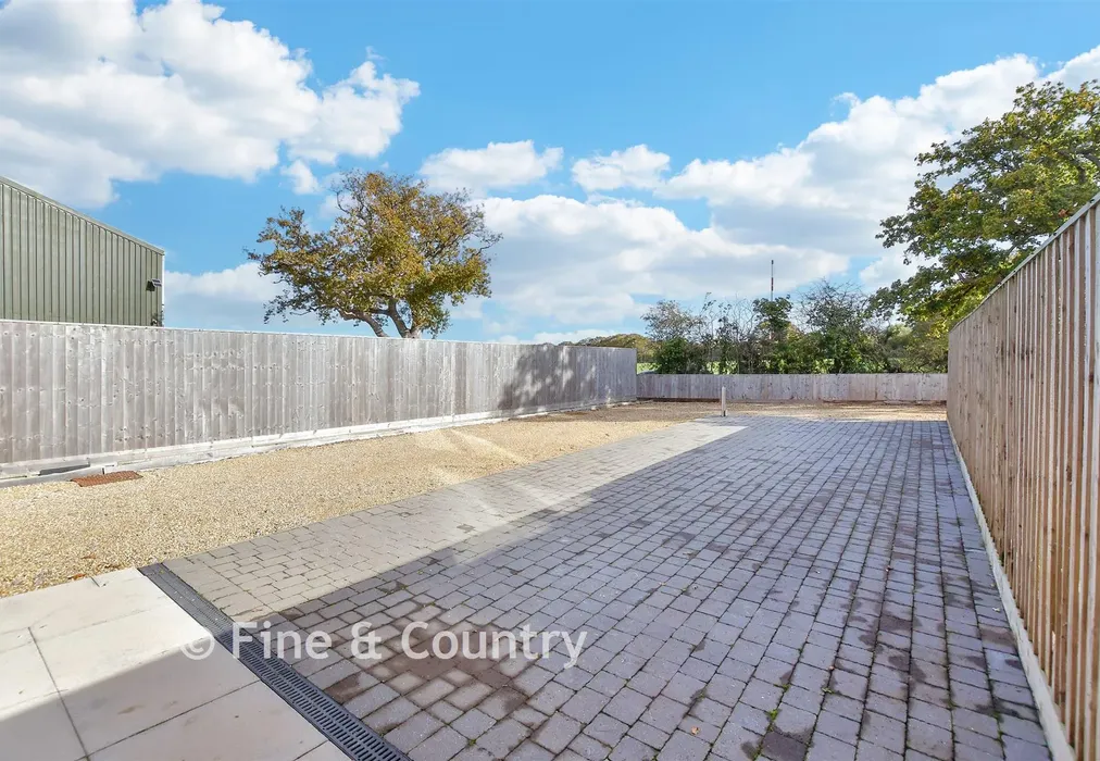 Driveway/Parking - Oxbridge Close, Binfield, Newport, Isle of Wight - Wards of Kent