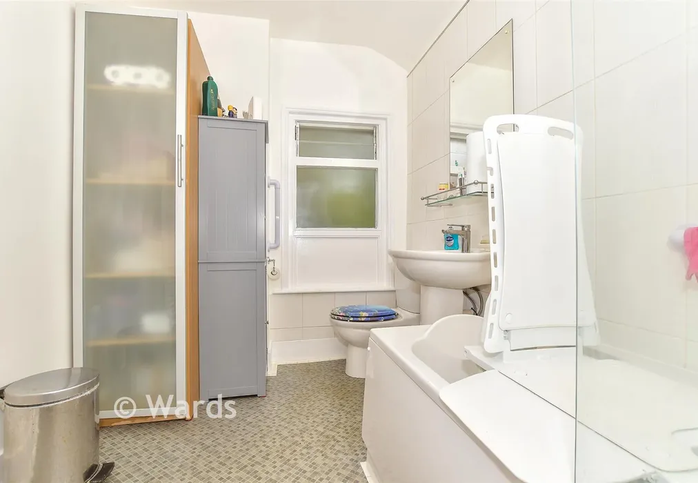 Bathroom - Woodside Road, Tonbridge, Kent - Wards of Kent