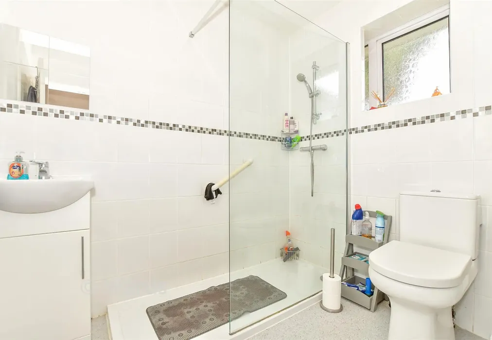 Shower Room - The Fairway, Dymchurch, Romney Marsh, Kent - Wards of Kent
