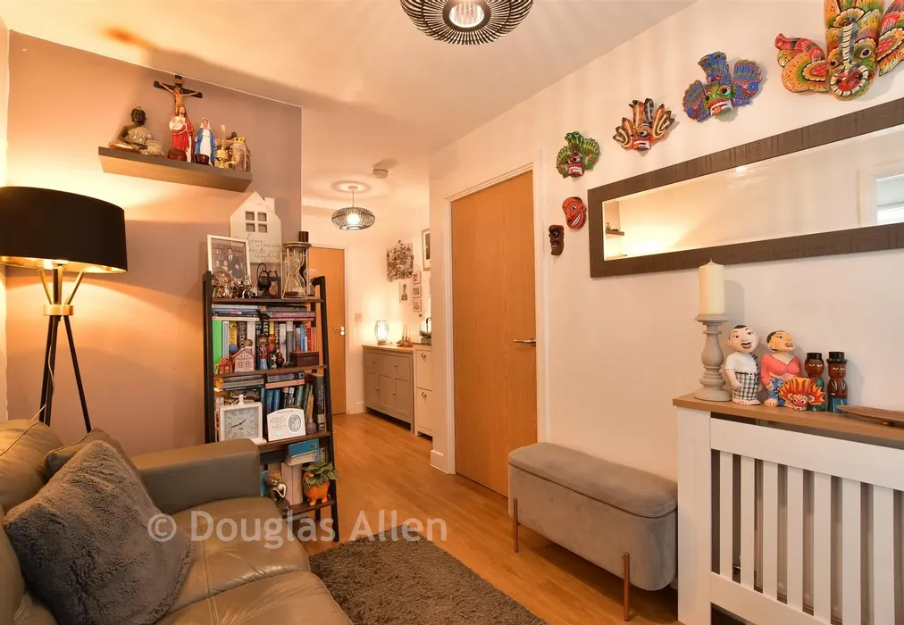Entrance Hall - Maxwell Road, Romford, Essex - Wards of Kent