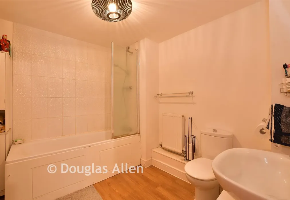 Bathroom - Maxwell Road, Romford, Essex - Wards of Kent