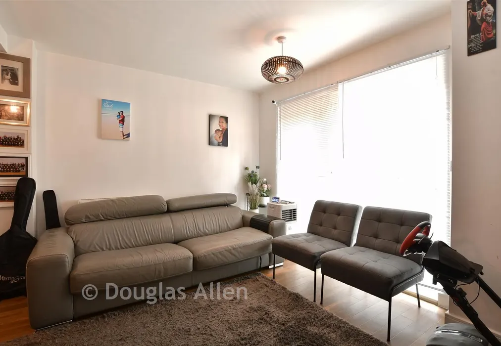 Lounge - Maxwell Road, Romford, Essex - Wards of Kent