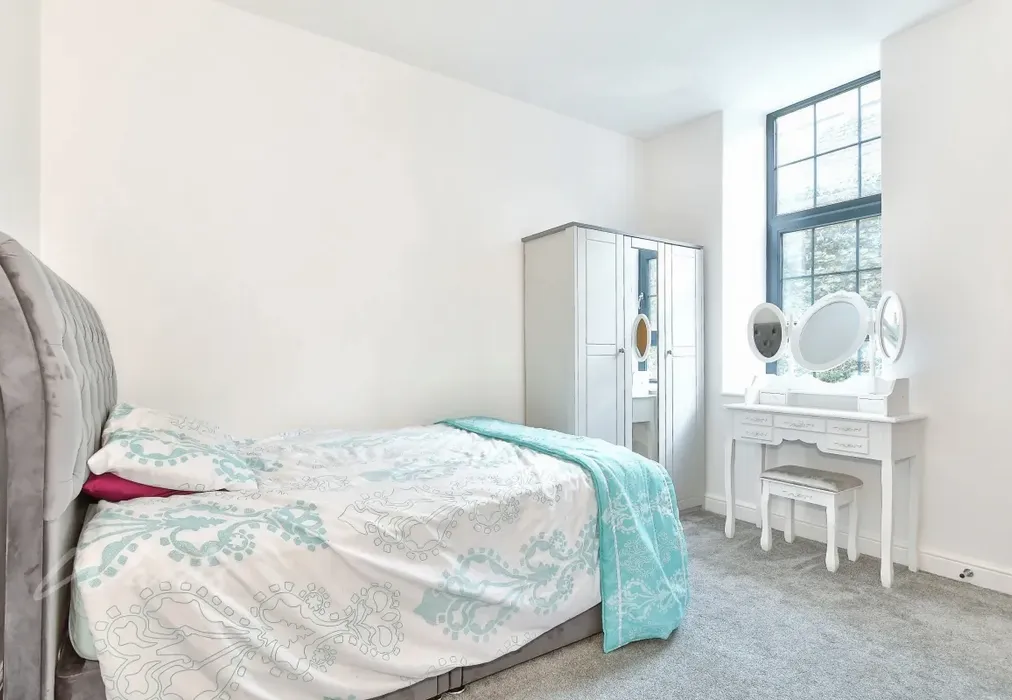 bishop bedroom - Bishops Court, St. Bartholomews Place New Road ME1 - Wards of Kent