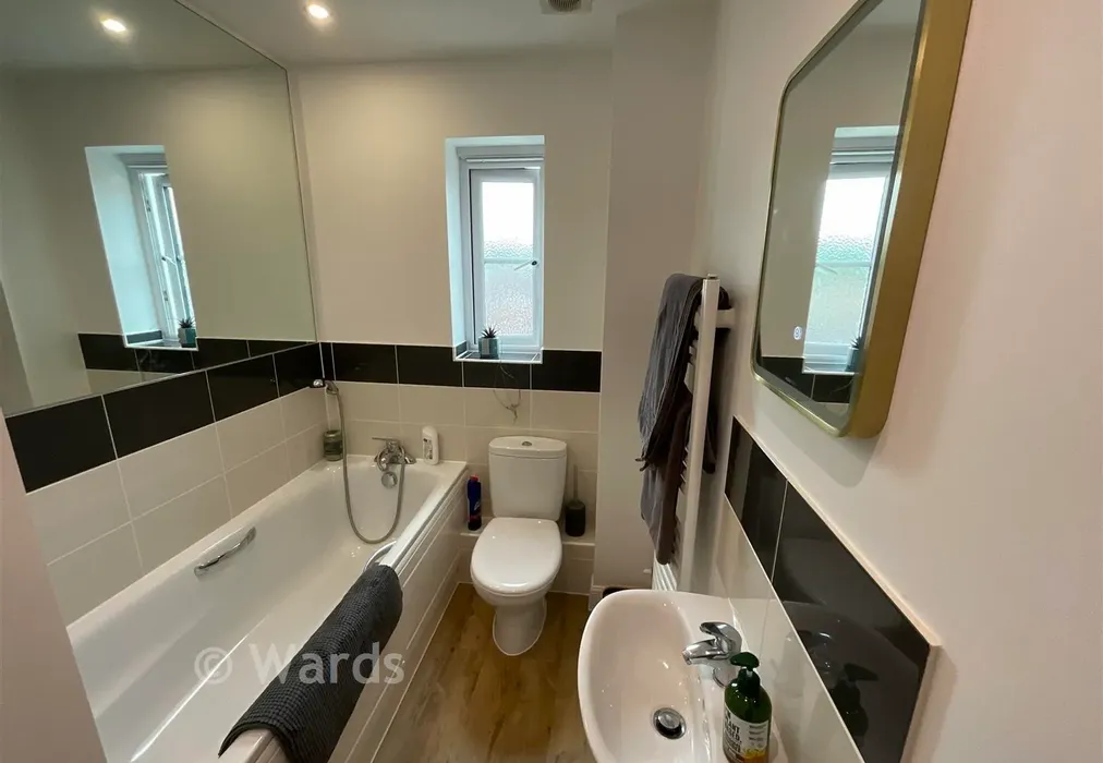 Bathroom - Amber Lane, Kings Hill, West Malling, Kent - Wards of Kent