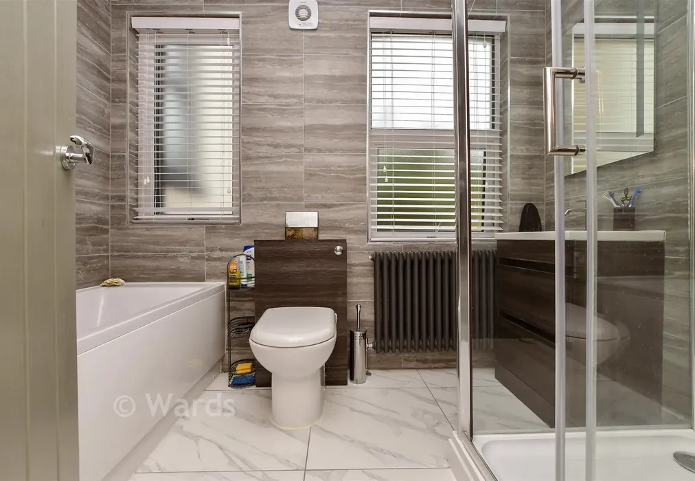 Bathroom - Hatfeild Road, Margate, Kent - Wards of Kent