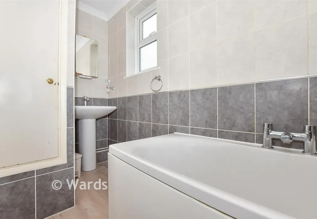 Bathroom - Alma Road, Eccles, Aylesford, Kent - Wards of Kent