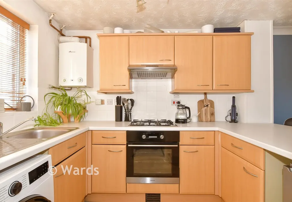 Kitchen - Bilsington Close, Walderslade, Chatham, Kent - Wards of Kent