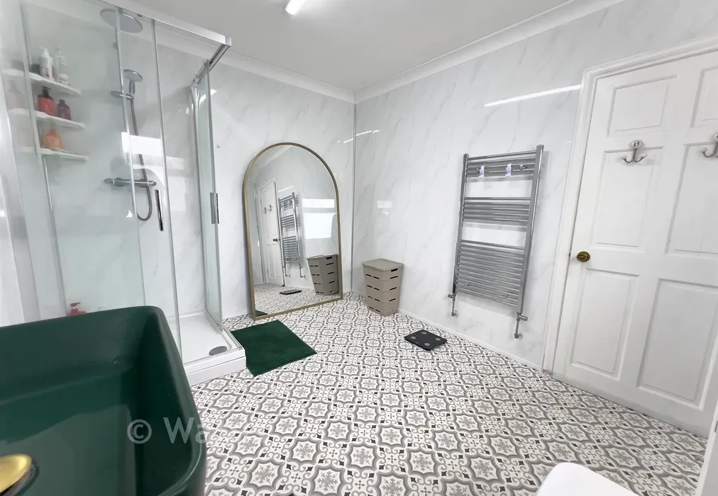 Bathroom - Poplar Road, Broadstairs, Kent - Wards of Kent