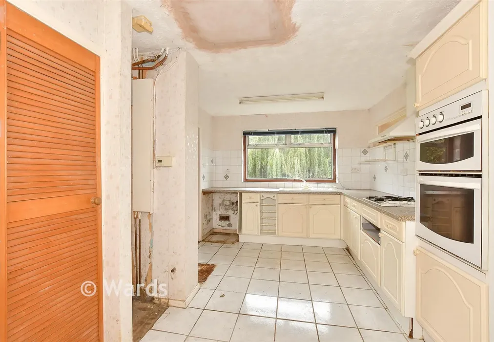 Kitchen - Old Bridge Road, Whitstable, Kent - Wards of Kent