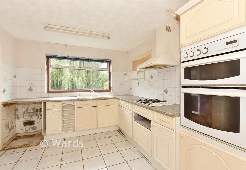 Kitchen - Old Bridge Road, Whitstable, Kent - Wards of Kent