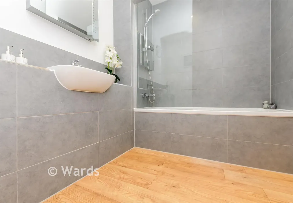 Bathroom - Elmcroft Road, Petts Wood, Orpington, Kent - Wards of Kent