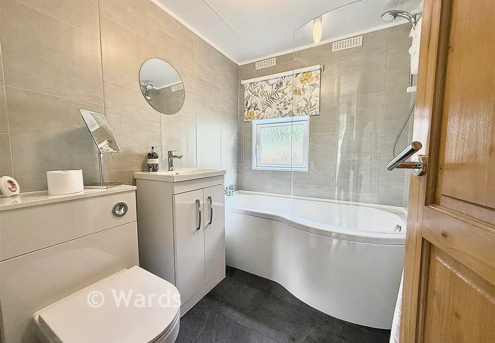 Bathroom - Harvel Road, Meopham, Kent - Wards of Kent