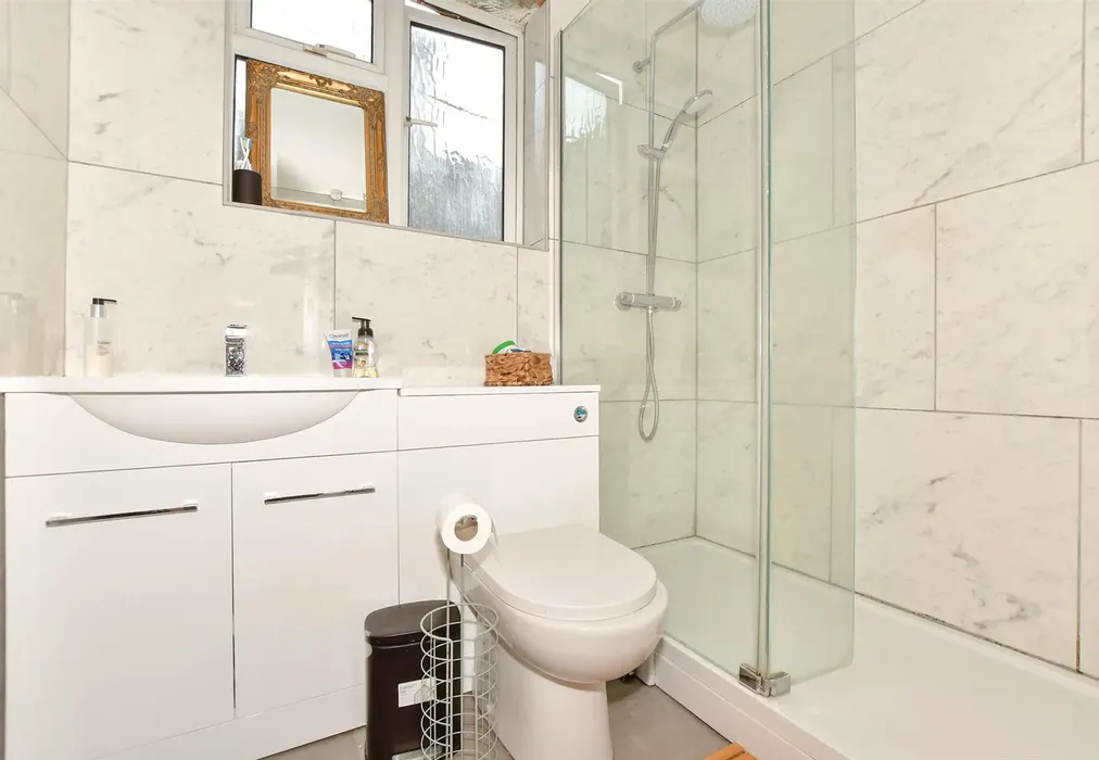 Bathroom - Queens Gardens, Herne Bay, Kent - Wards of Kent