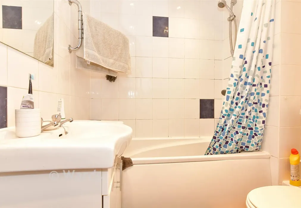 Bathroom - Winston Close, Greenhithe, Kent - Wards of Kent