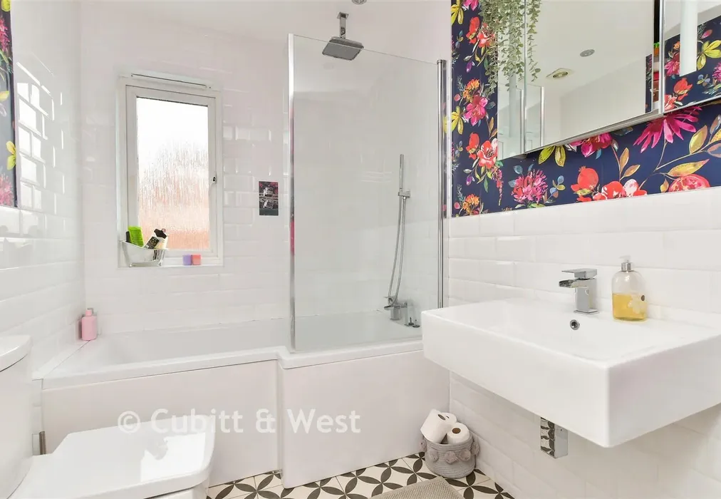 Family Bathroom - Harbour View Close, Newhaven, East Sussex - Wards of Kent