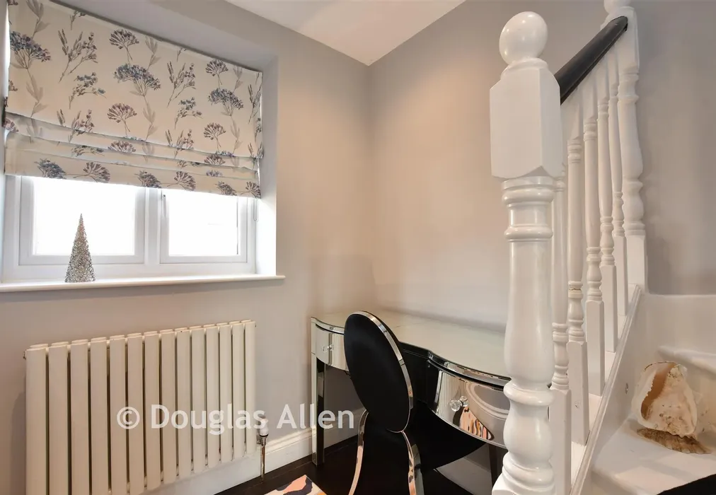Landing - Colson Road, Loughton, Essex - Wards of Kent