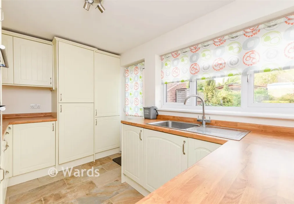 Kitchen - Kent Avenue, Minster On Sea, Sheerness, Kent - Wards of Kent