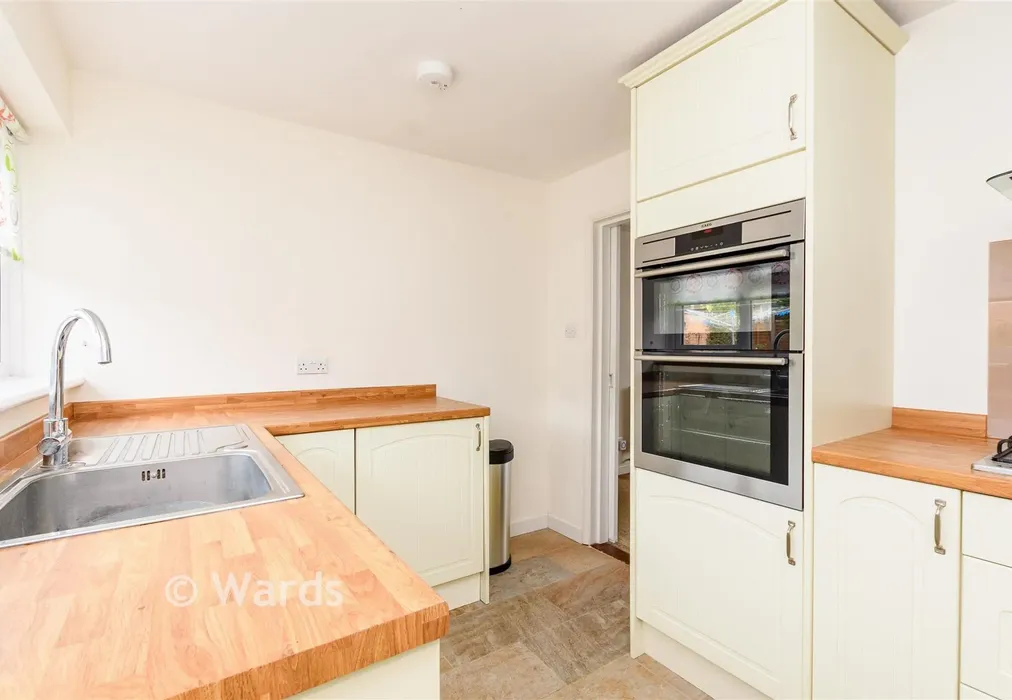 Kitchen - Kent Avenue, Minster On Sea, Sheerness, Kent - Wards of Kent
