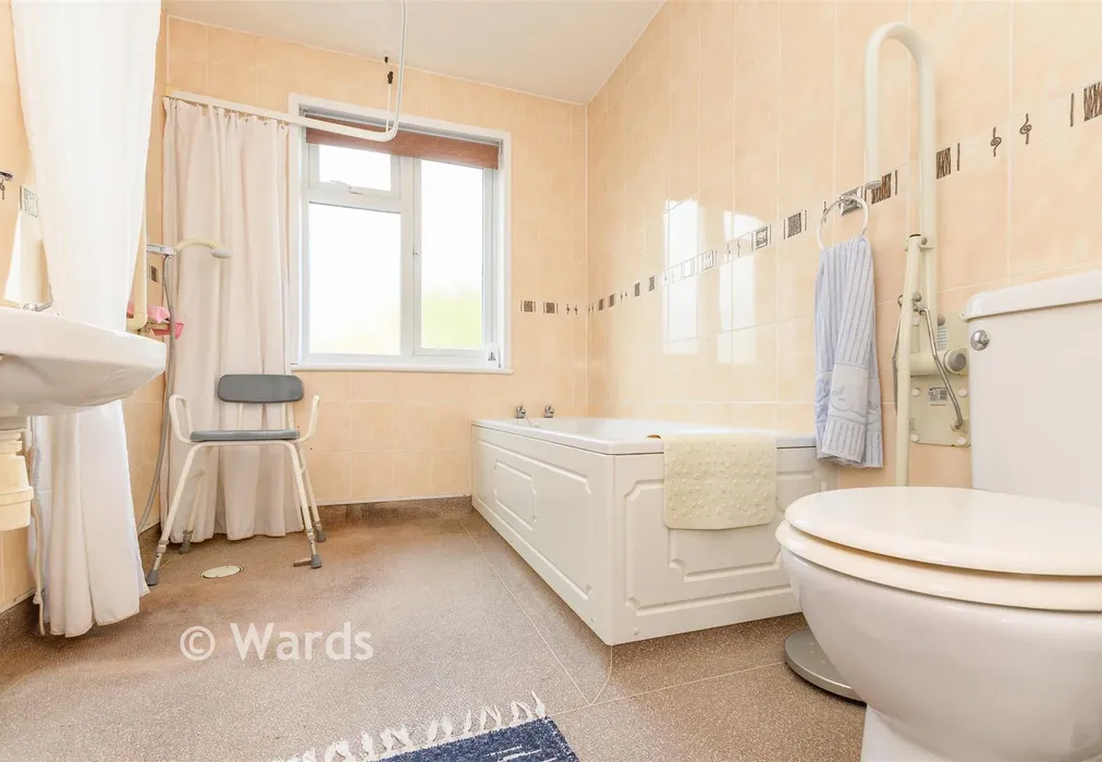 Bathroom - Cecil Avenue, Sheerness, Kent - Wards of Kent