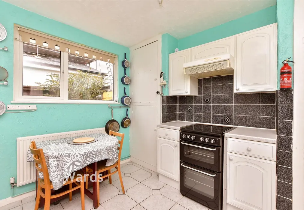 Kitchen - Fernlea Avenue, Herne Bay, Kent - Wards of Kent