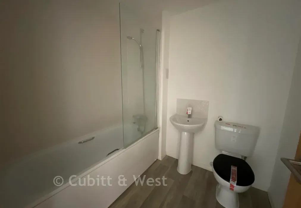 Bathroom - Knight Gardens, Arundel, West Sussex - Wards of Kent