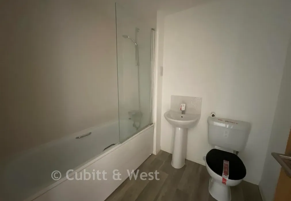 Bathroom - Knight Gardens, Arundel, West Sussex - Wards of Kent