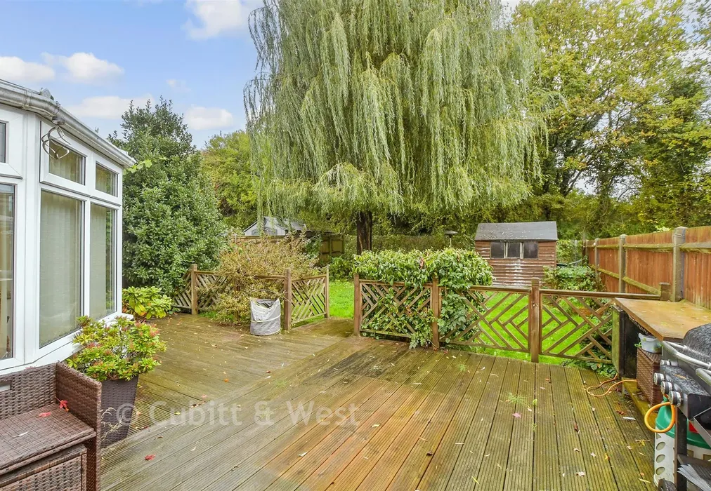 Rear Garden - Beechwood Villas, Salfords, Surrey - Wards of Kent