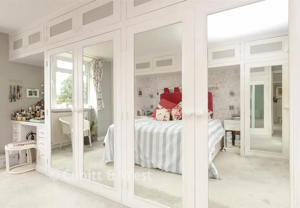 Internal Lifestyle Photograph - Green Curve, Banstead, Surrey - Wards of Kent