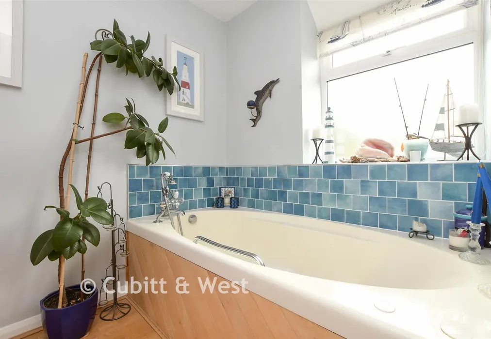 Family Bathroom - Green Curve, Banstead, Surrey - Wards of Kent