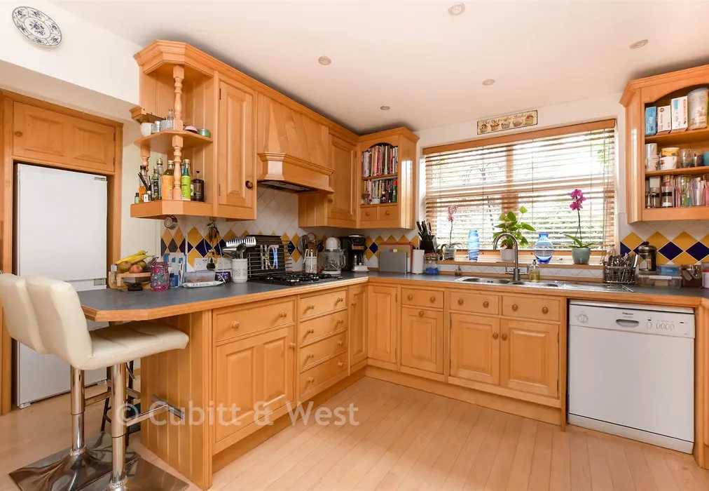 Kitchen - Green Curve, Banstead, Surrey - Wards of Kent