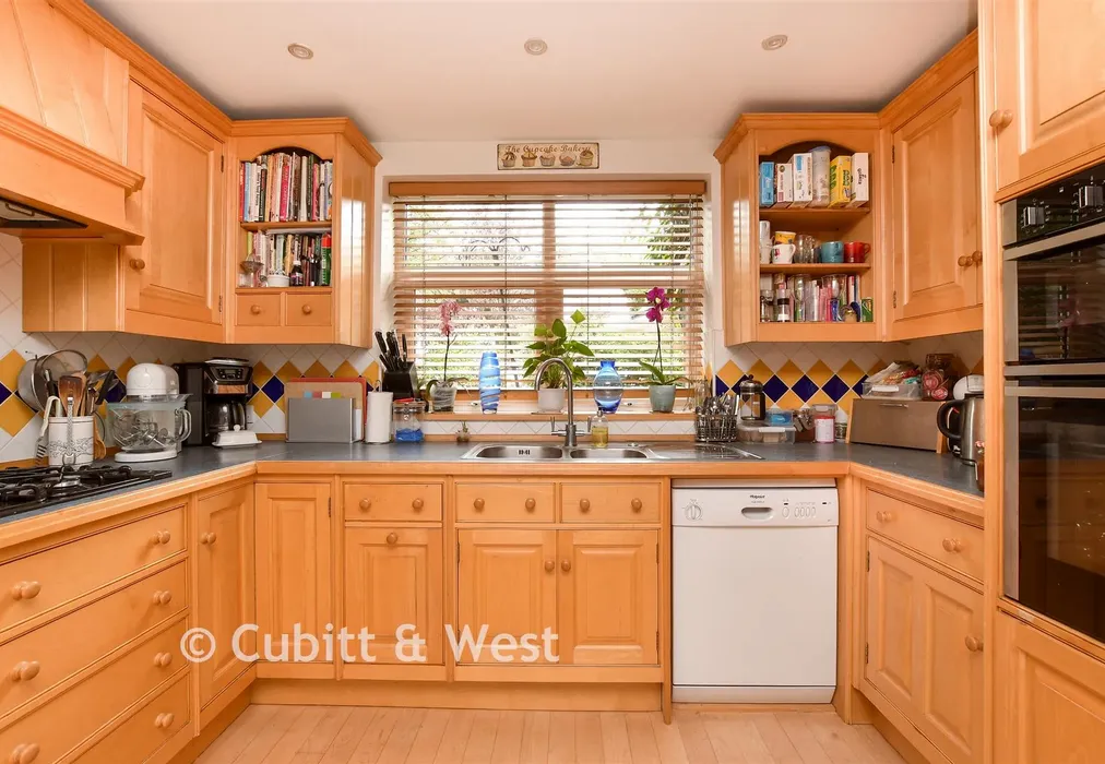 Kitchen - Green Curve, Banstead, Surrey - Wards of Kent