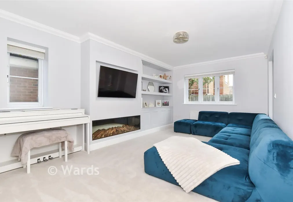 Lounge - Quindell Place, Kings Hill, West Malling, Kent - Wards of Kent