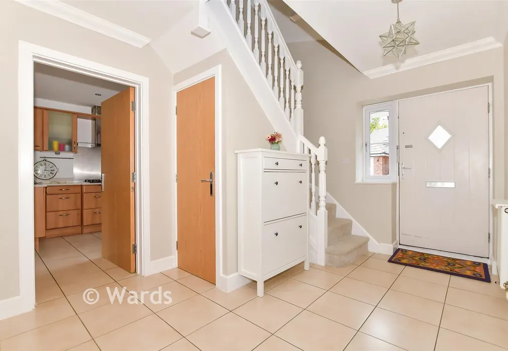 Entrance Hall - Quindell Place, Kings Hill, West Malling, Kent - Wards of Kent
