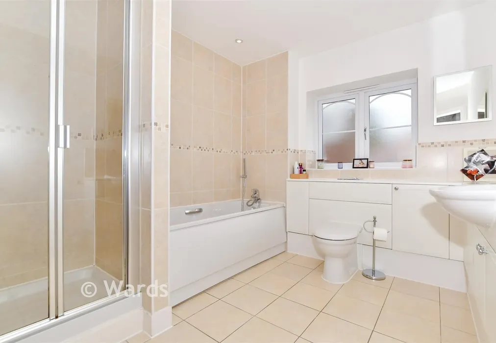 En-Suite Bathroom - Quindell Place, Kings Hill, West Malling, Kent - Wards of Kent